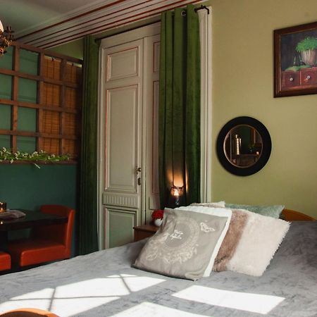 Maison D'Hote Les Notes Endormie Chambre Secrete Berzee Exteriör bild