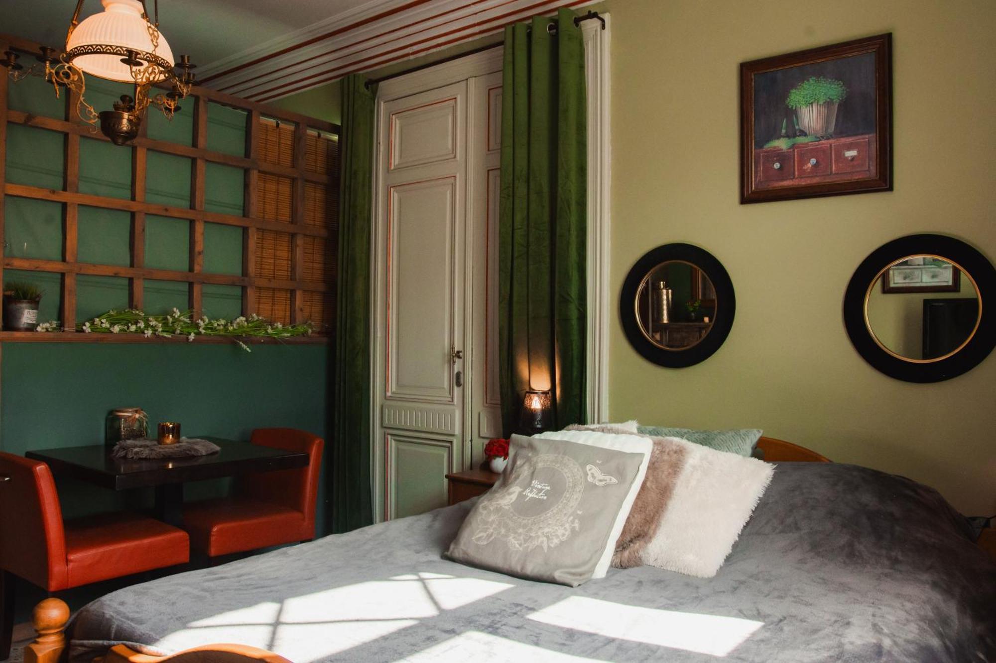 Maison D'Hote Les Notes Endormie Chambre Secrete Berzee Exteriör bild